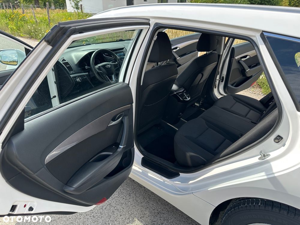 Hyundai i40 Kombi blue 1.6 Family - 32