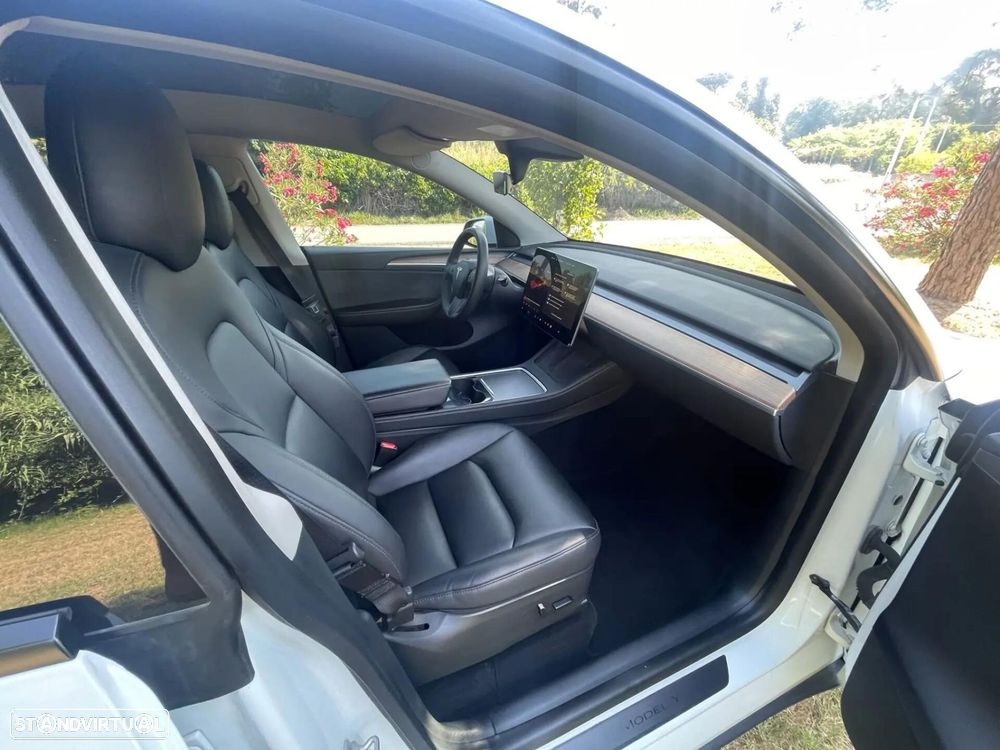 Tesla Model Y Long Range Dual Motor AWD — fotografia 16
