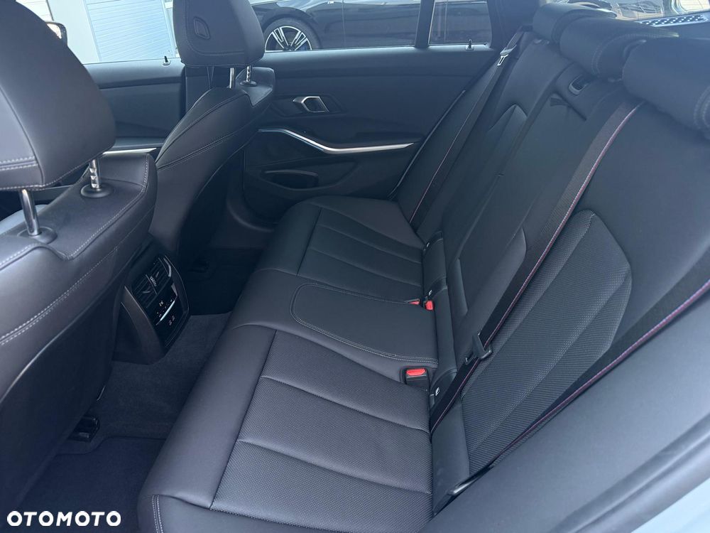 BMW Seria 3 330i sport - 29