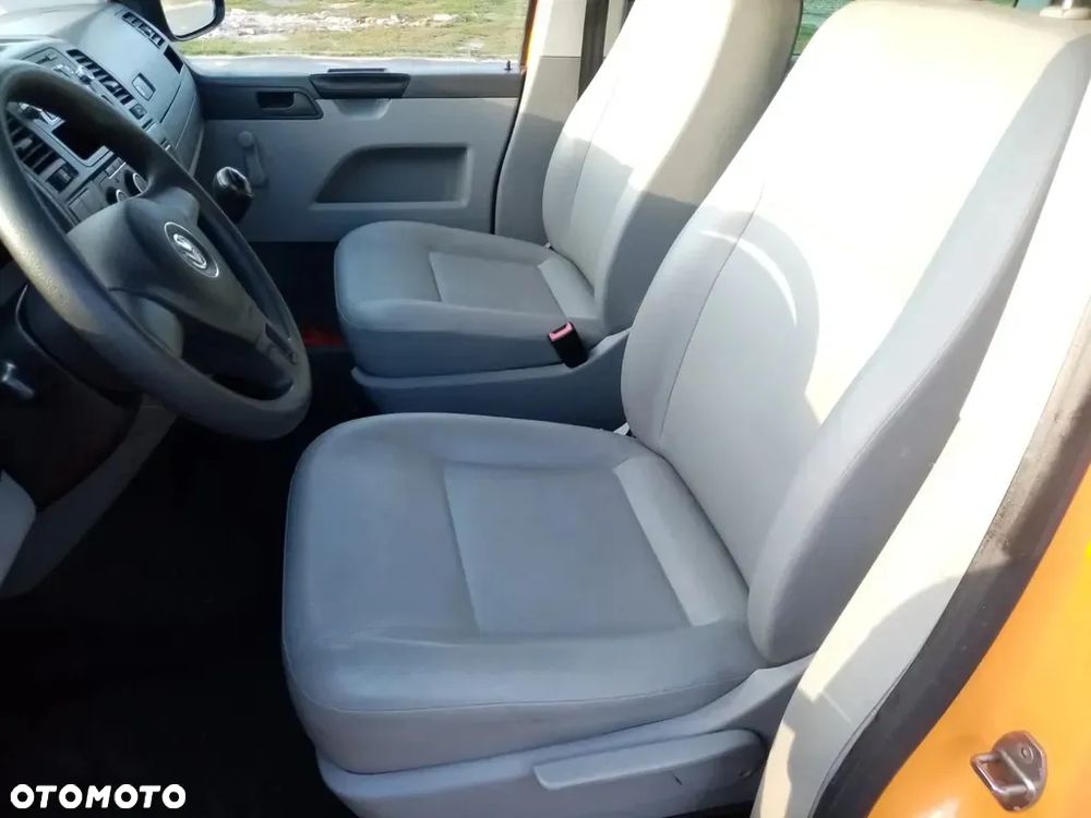 Volkswagen Caravelle - 9