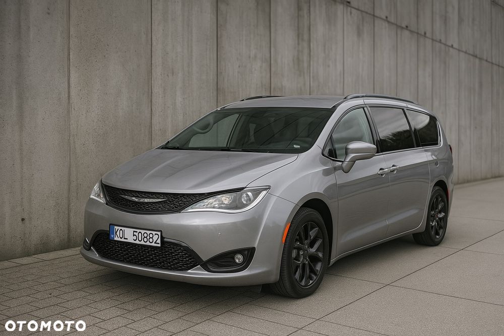 Chrysler Pacifica - 1
