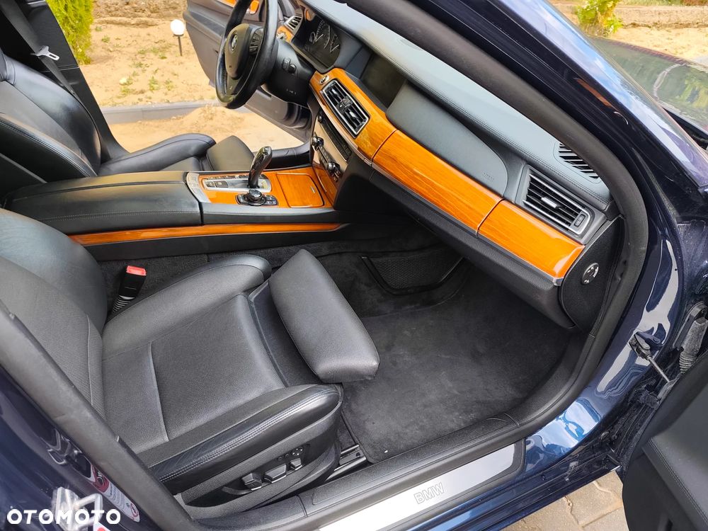 BMW Seria 7 750i L xDrive - 29