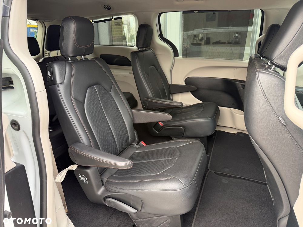 Chrysler Pacifica - 12