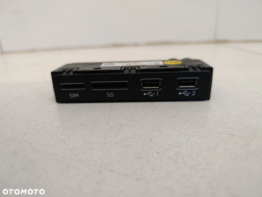 Port gniazdo USB karty sd sim Audi Q8 e-tron etron - 2