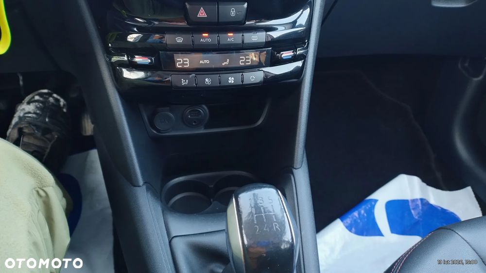 Peugeot 208 - 18
