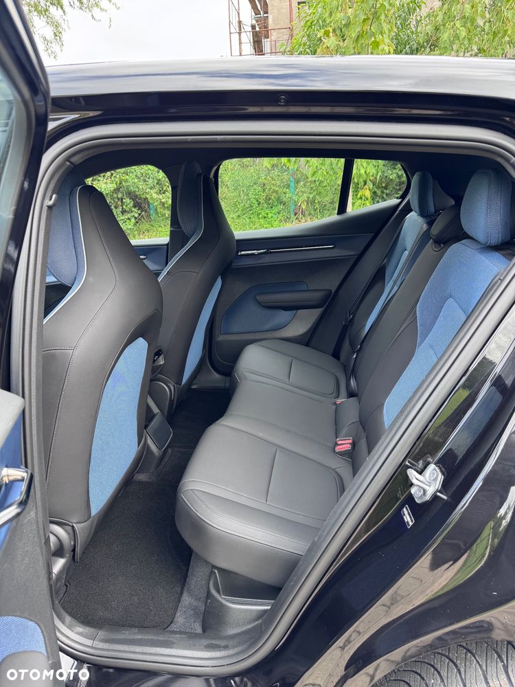 Volvo EX30 Single Motor Extended Range RWD Black Edition Plus - 16