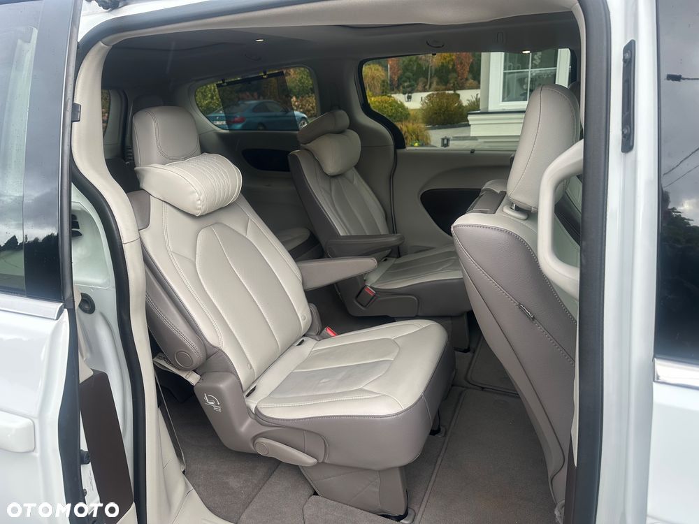 Chrysler Pacifica - 12