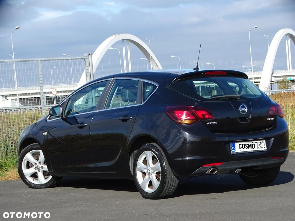 Opel Astra 2010 photo 4