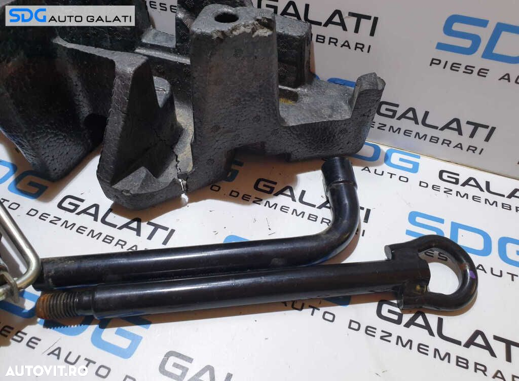 Trusa Suport Spuma Cheie Roti Cui Carlig Infiletant Remorcare Renault Megane 3 2008 - 2015 Cod 995040009R - 2