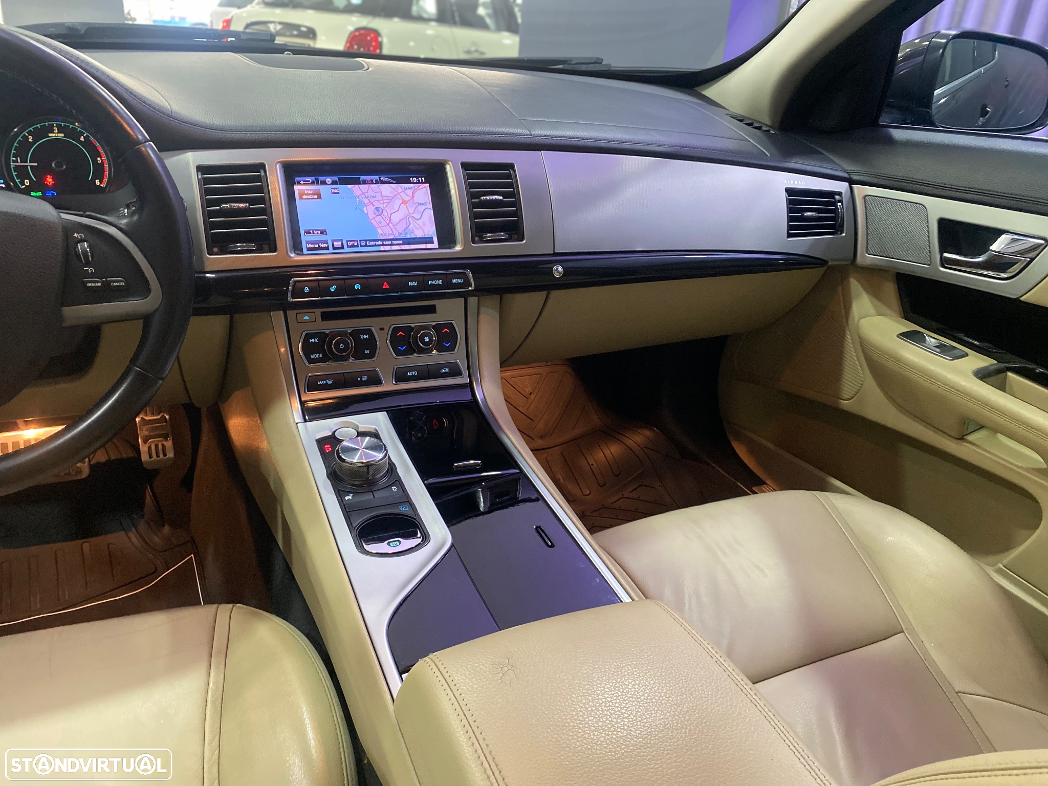 Jaguar XF 2.2 D R-Sport - 30