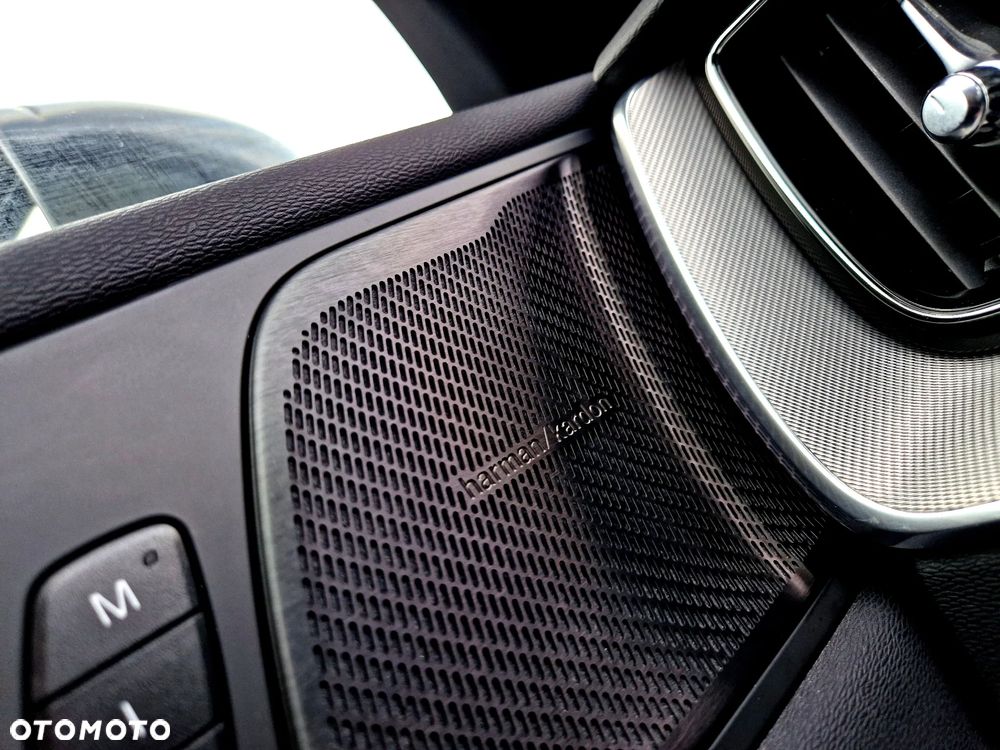Volvo XC 60 B4 B Plus Dark - 29