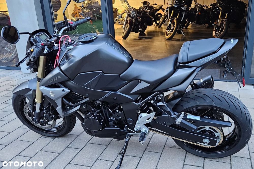 Suzuki GSR - 9