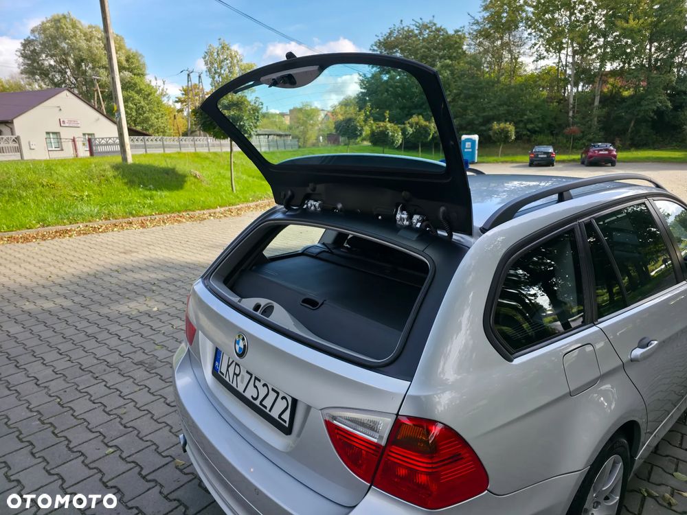 BMW Seria 3 318i Touring - 28