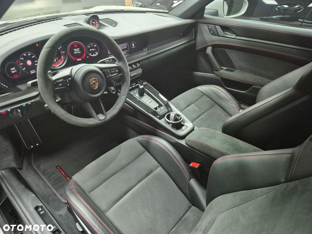 Porsche 911 Carrera 4 GTS - 7