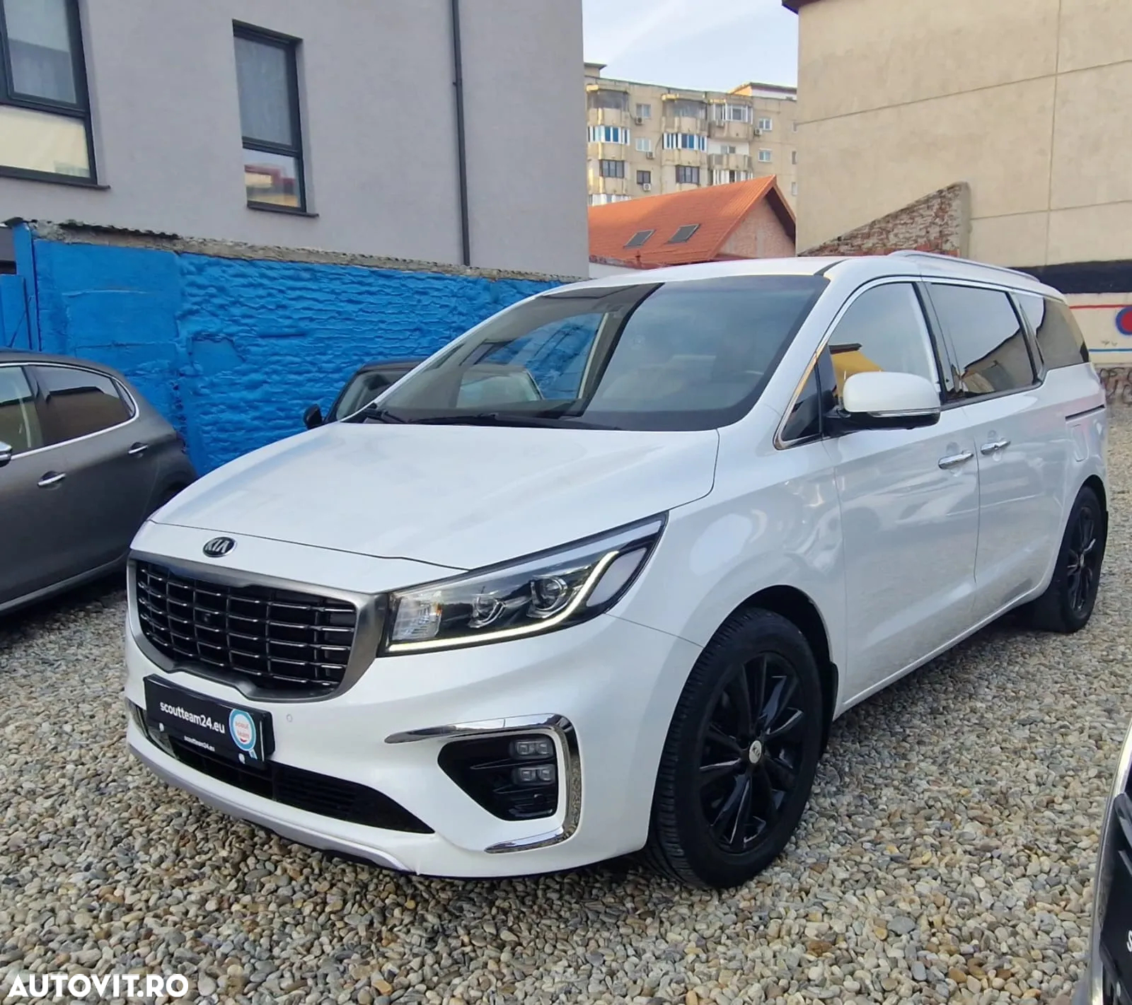 Kia Carnival - 2