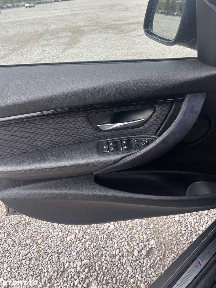 BMW Seria 3 320i xDrive - 19