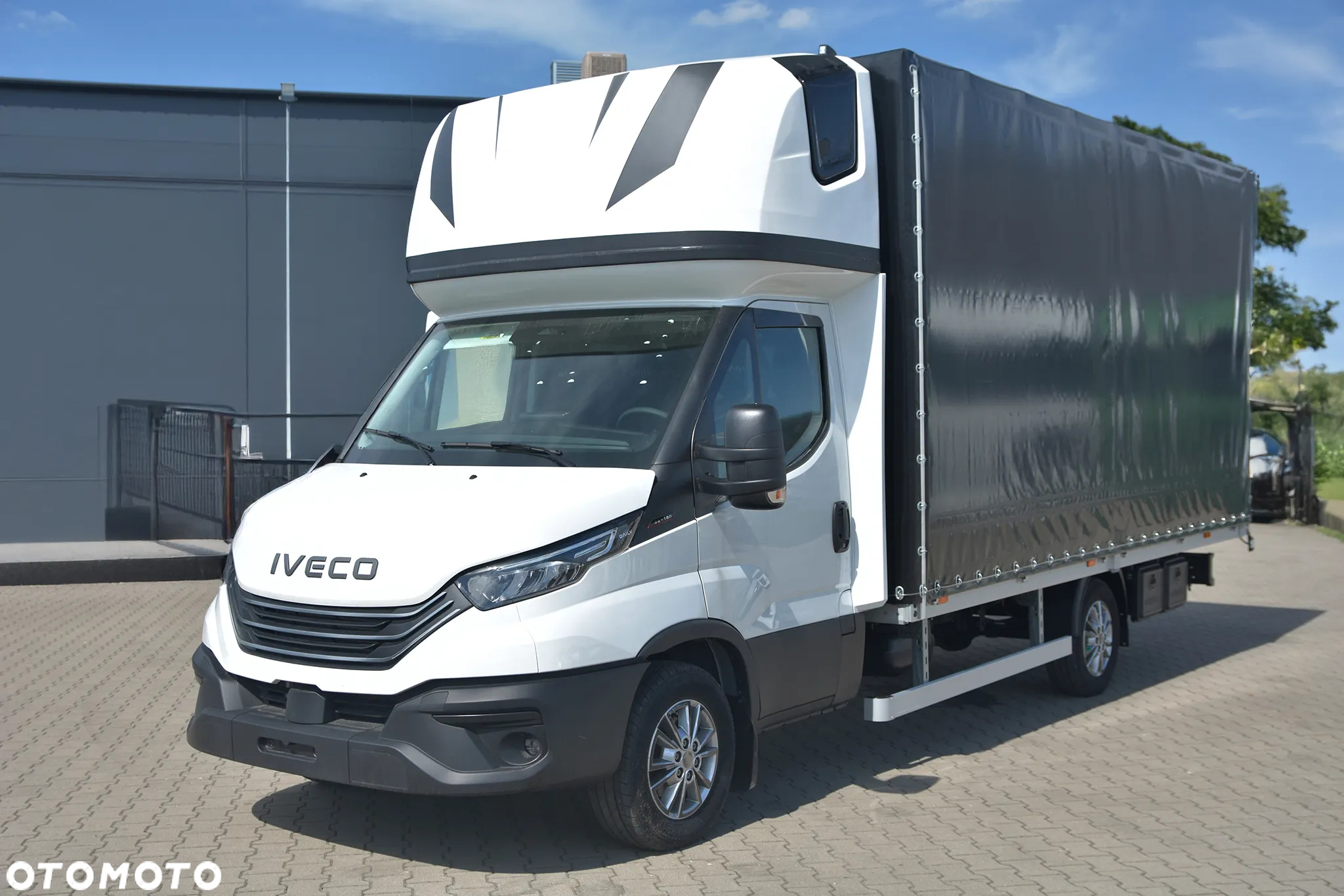 Iveco Daily zabudowa 10EP międzynarodowa kabina sypialna - 2