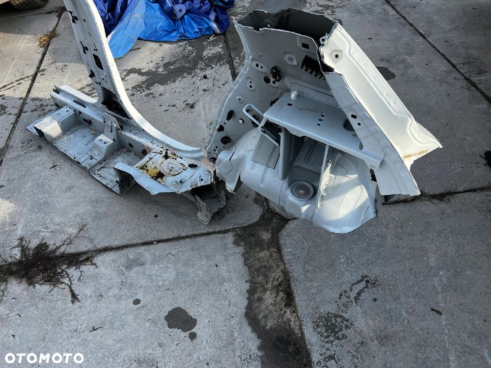 ĆWIARTKA BŁOTNIK POSZYCIE SŁUPEK PRÓG TYŁ PRAWY DACIA SANDERO STEPWAY III 3 - 5