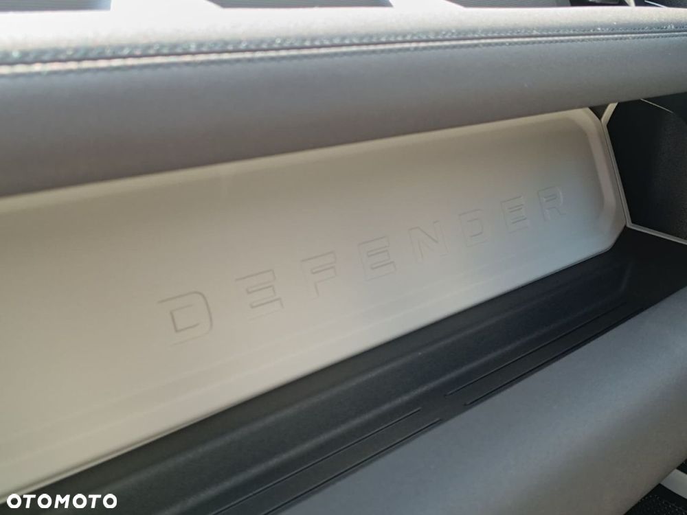 Land Rover Defender - 32