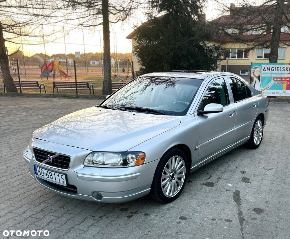 Volvo S60 2.5T Momentum - 1