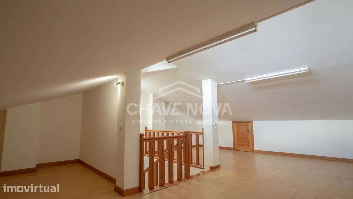 Moradia T3 com Jardim, Garagem e Vista Campo - S.M.FEIRA - Grande imagem: 2/32