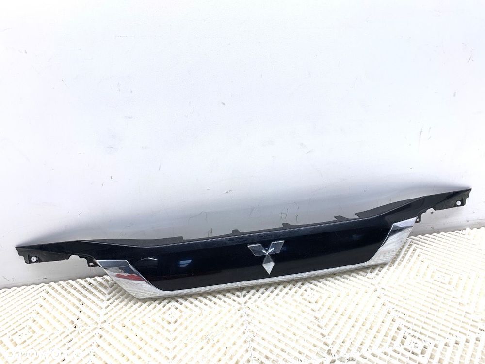 LISTWA KLAPY TYŁ  MITSUBISHI OUTLANDER III (GG_W, GF_W, ZJ, ZL, ZK) 2010 - 2022 2.0 Hybrid 4WD - 1