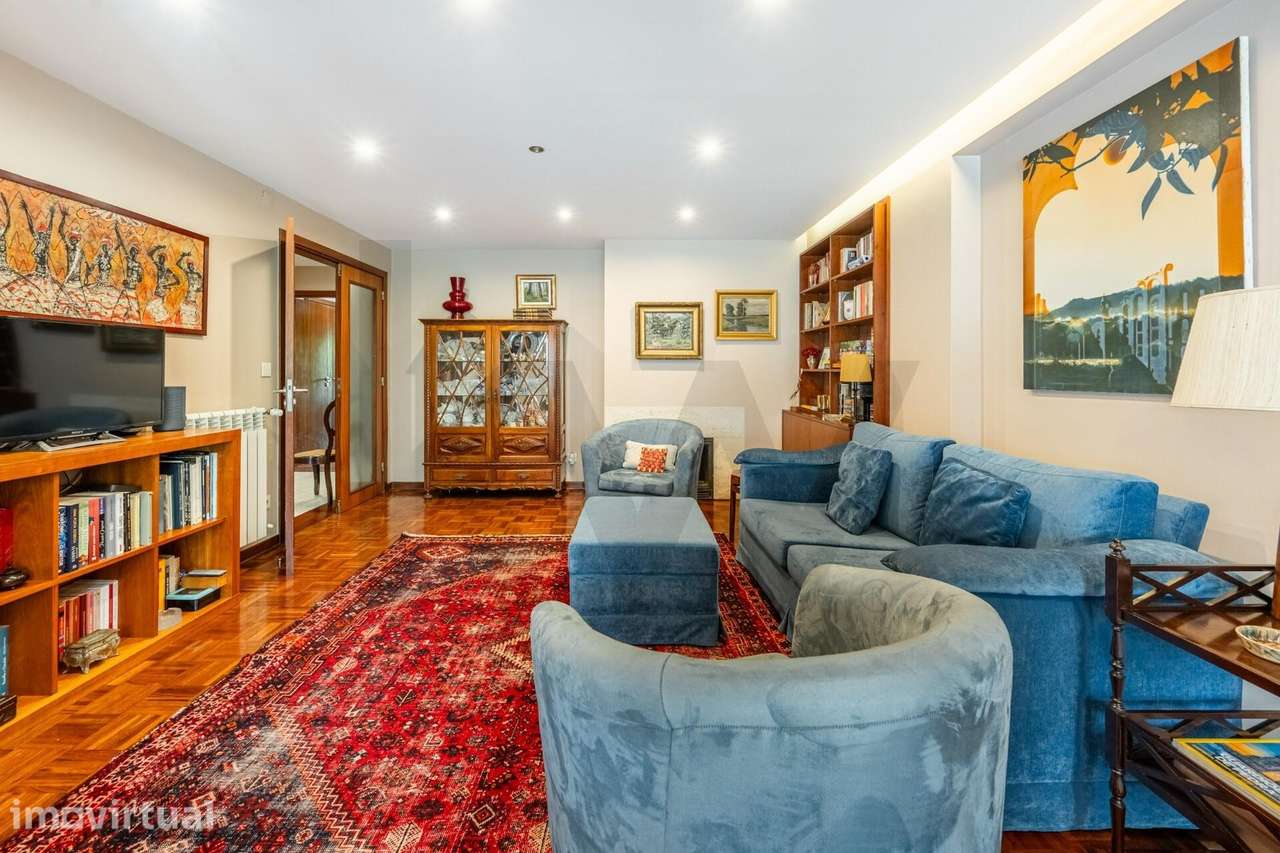 Apartamento T3 com duas varandas na R. S. João Brito - Pinheiro Manso - Grande imagem: 5/28