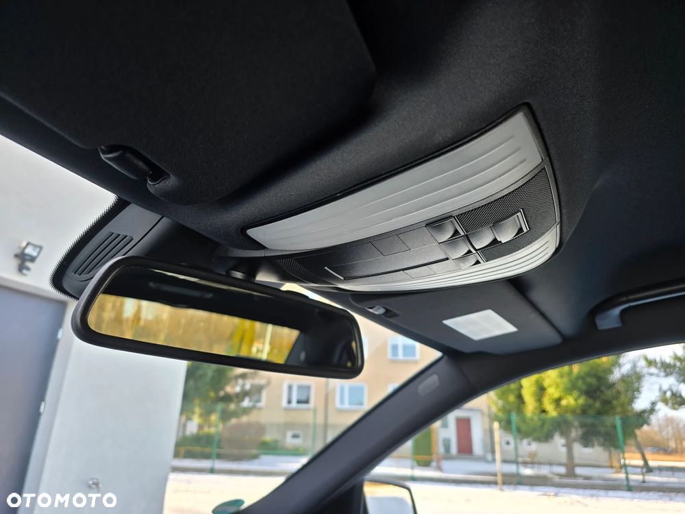 Mercedes-Benz Klasa E 200 CGI BlueEFFICIENCY 7G-TRONIC Avantgarde - 16