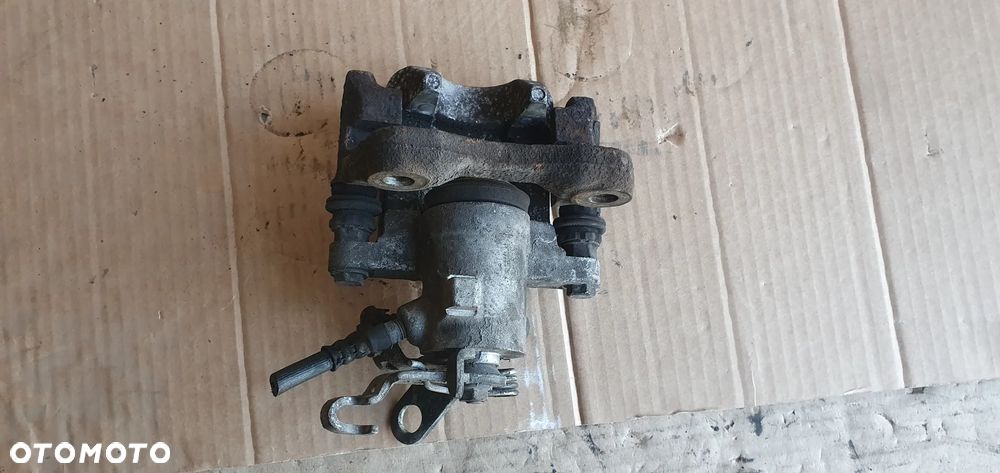Zacisk hamulcowy prawy tył tylny Audi A3 8P - 5