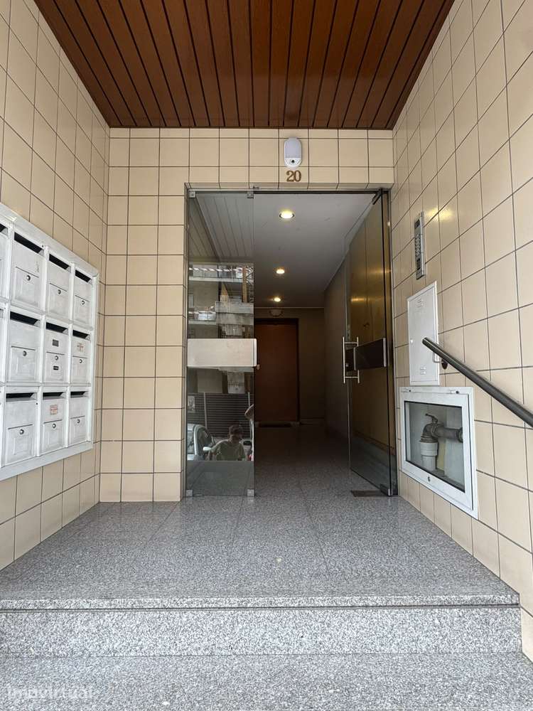 Apartamento T3 com 2 casas de banho e 2 garagens fechadas - Grande imagem: 2/28