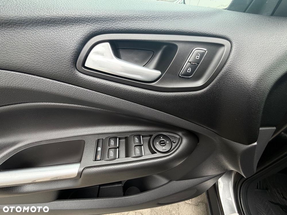 Ford Kuga 1.5 EcoBoost 2x4 Titanium - 36