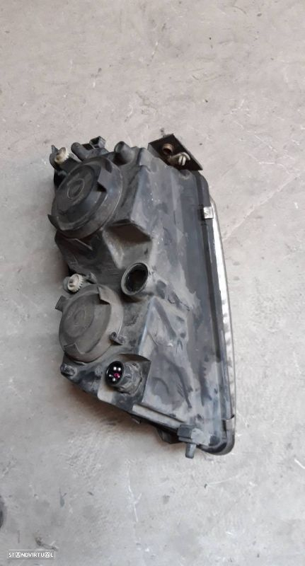 Farol Direito Volkswagen Passat (3B2) - 4