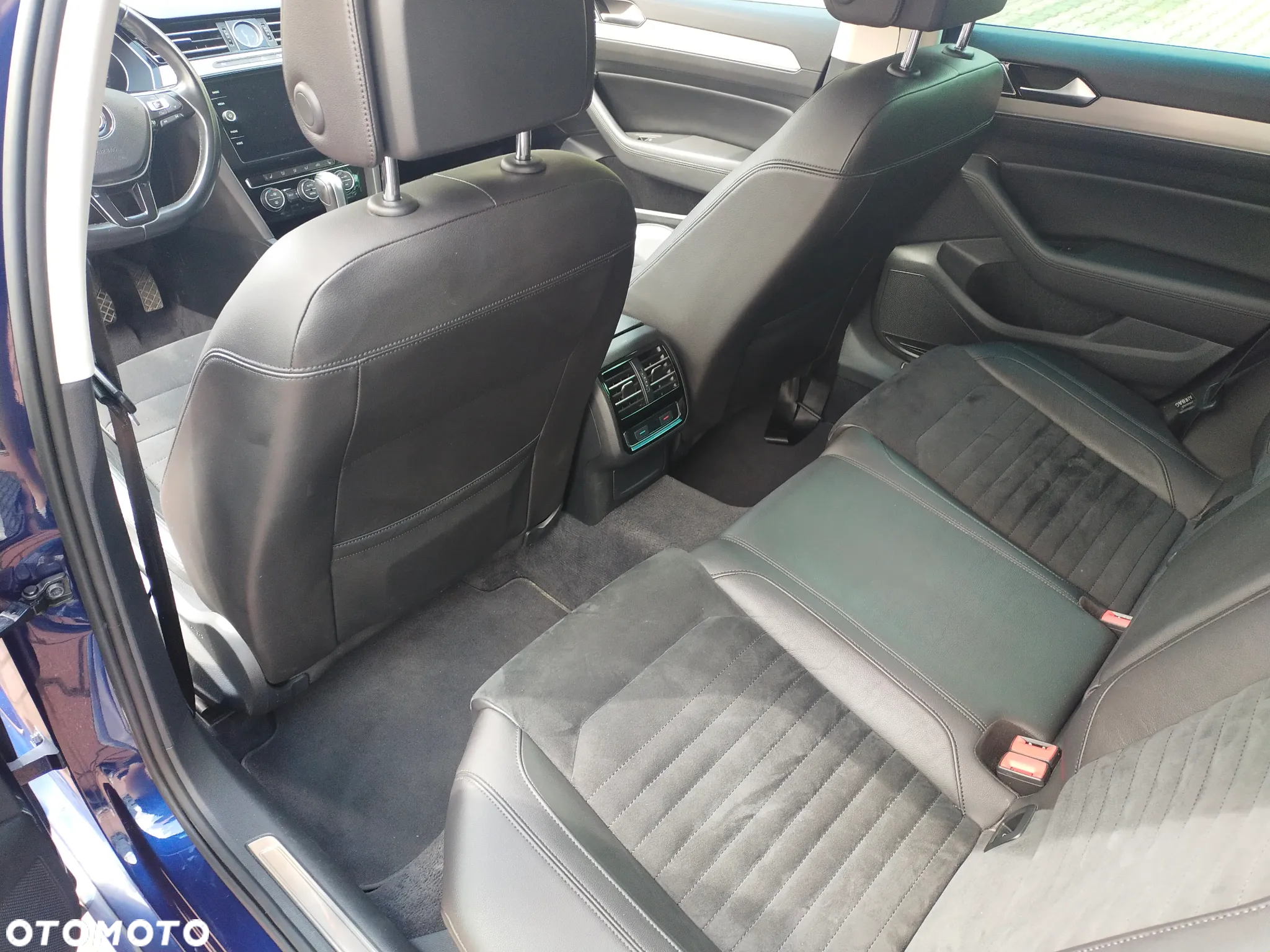 Volkswagen Passat Variant 2.0 TDI SCR DSG BlueMotion Highline - 9