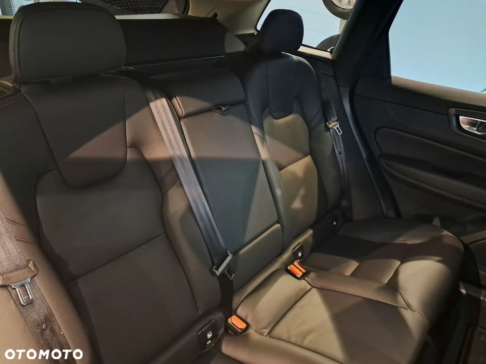 Volvo XC 60 B5 B AWD Plus Dark - 20