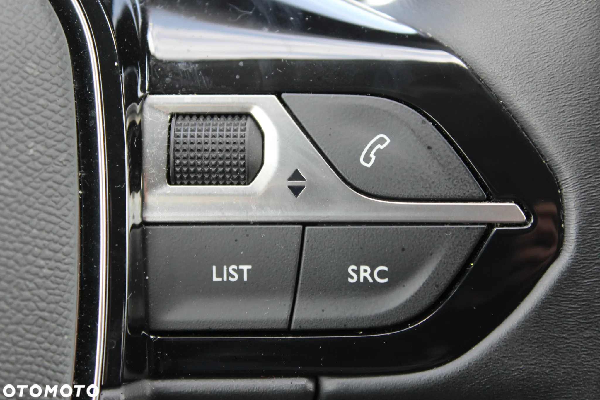 Peugeot 3008 1.2 PureTech Allure S&S EAT8 - 20