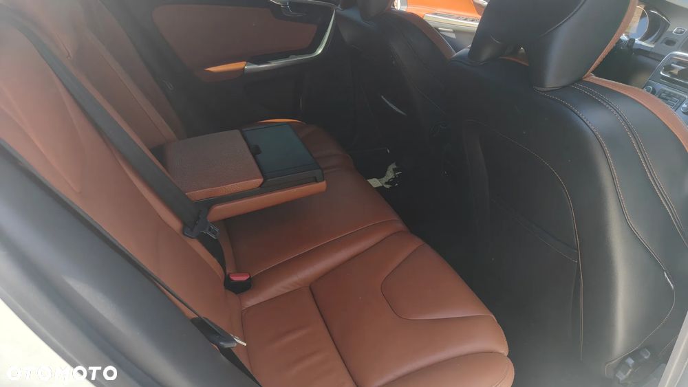 Volvo V60 D5 AWD Geartronic Summum - 8