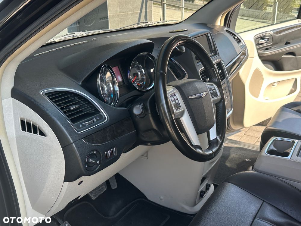 Chrysler Town & Country - 12