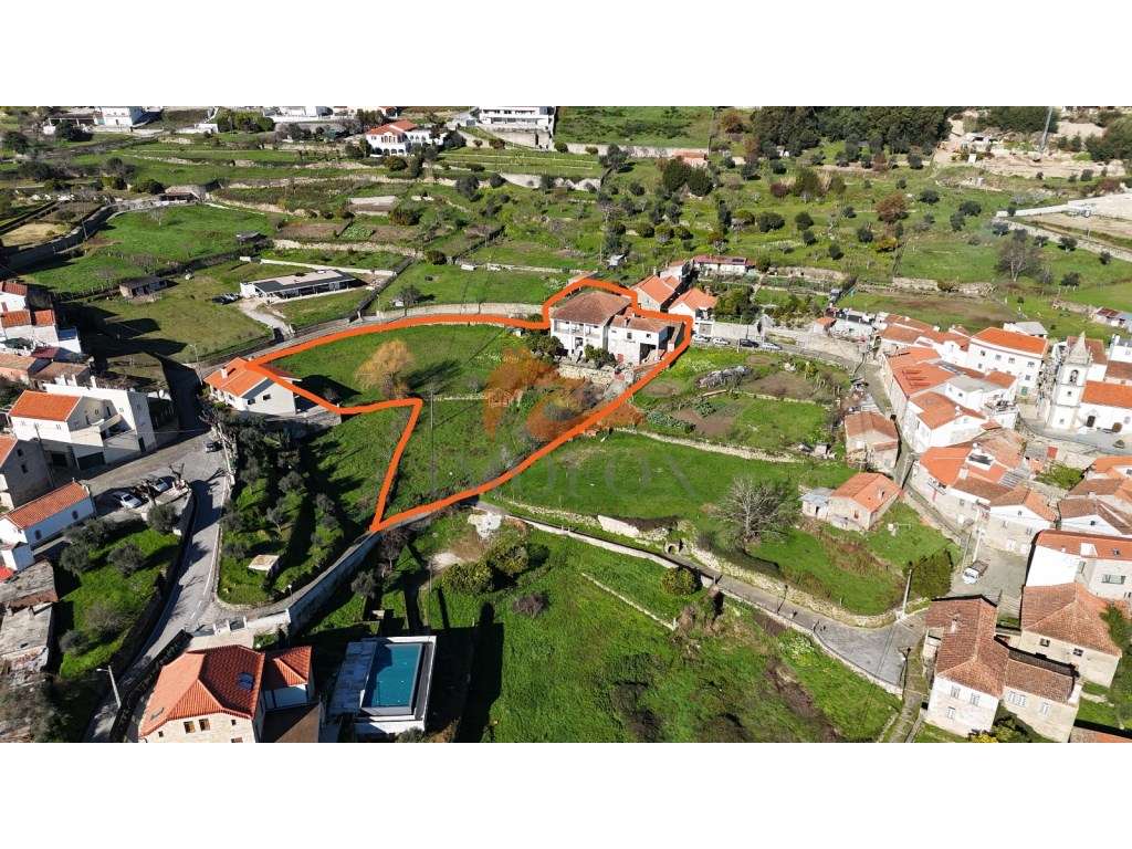 Moradia com 3 casas independentes em Santa Ovaia - Grande imagem: 2/28