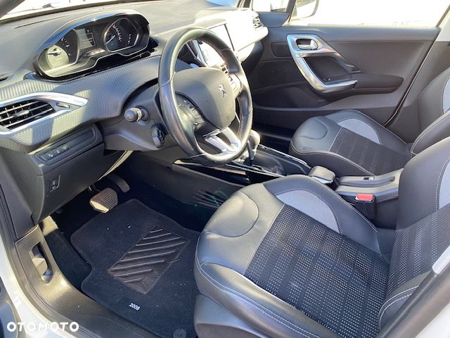 Peugeot 2008 1.2 Pure Tech GPF Style S&S EAT6 - 19