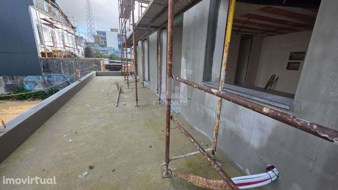 Apartamento T2 com terraço e garagem localizado a 5minutos a pé da Est - Grande imagem: 2/12