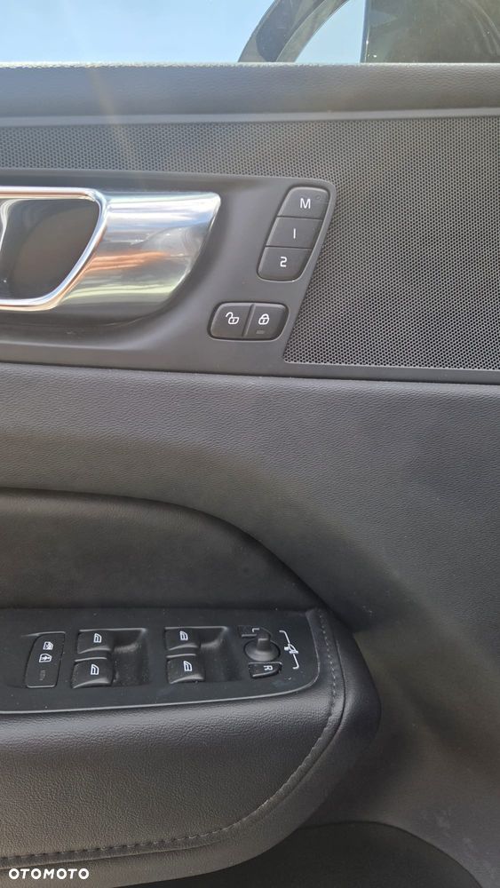Volvo XC 60 B4 D Plus Dark - 20