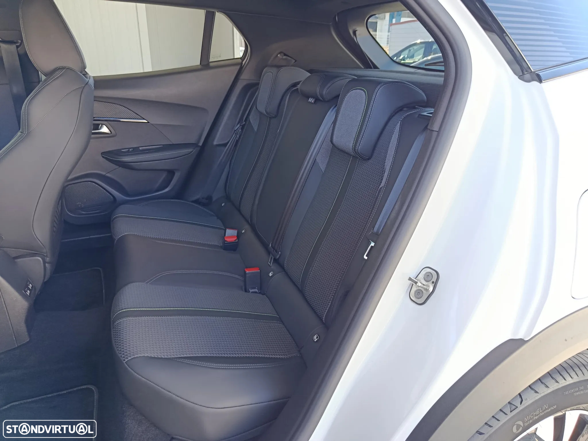 Peugeot 2008 PureTech 130 EAT8 GT - 15