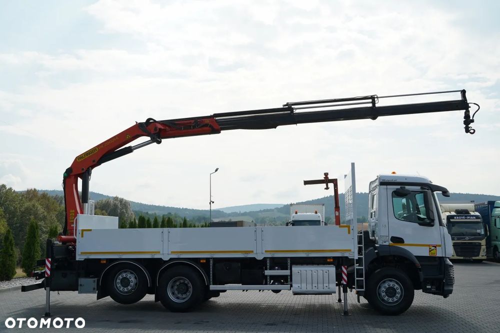 Mercedes-Benz / AROCS 2643 / 6x2 / SKRZYNIOWY - 6,4 M / HDS palfinger pk 20001-k - wysów: 10,2 M / OŚ PODNOSZONA / STEROWANIE RADIOWE / ROTATOR / WIDŁY / OPONY 100 % / 2017 ROK - 7