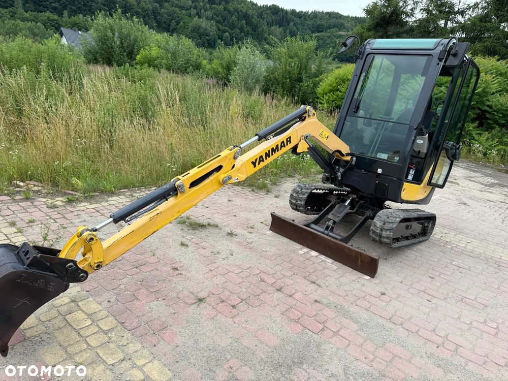 Yanmar SV18 Koparka Gąsienicowa 2 tony. Długie ramię PLUS. Szybkozłącze plus łyżka kopiąca. Rozsuwane Hydr. podwozie! Sprowadzona z Gospodarstwa Norweskiego! Maszyna jak Nowa z Salonu! 2017 rok. 1200 mtg! Gąsienice bez zużycia jak Nowe! szybka wolna jazda. Ani deka luzów i wycieków. OKAZJA Dodatkowe sekcje Hydrauliczne pod młot i wiertnice. Fabryczny lakier na podzespołach! Zebatki w pięknym stanie. Ogrzewana wentylowana Kabina. OKAZJA TANIO - 36