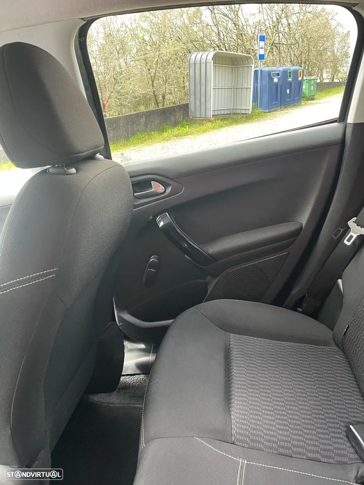 Peugeot 208 1.2 PureTech Style - 12