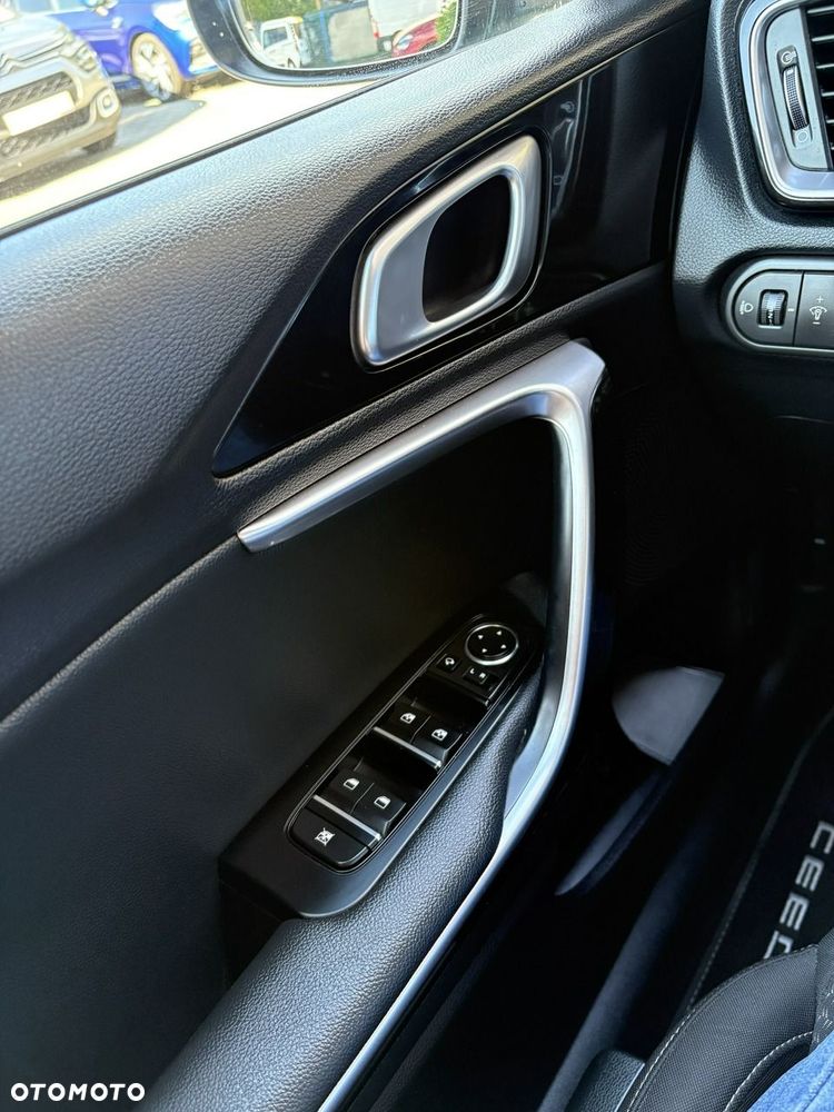 Kia Ceed - 27