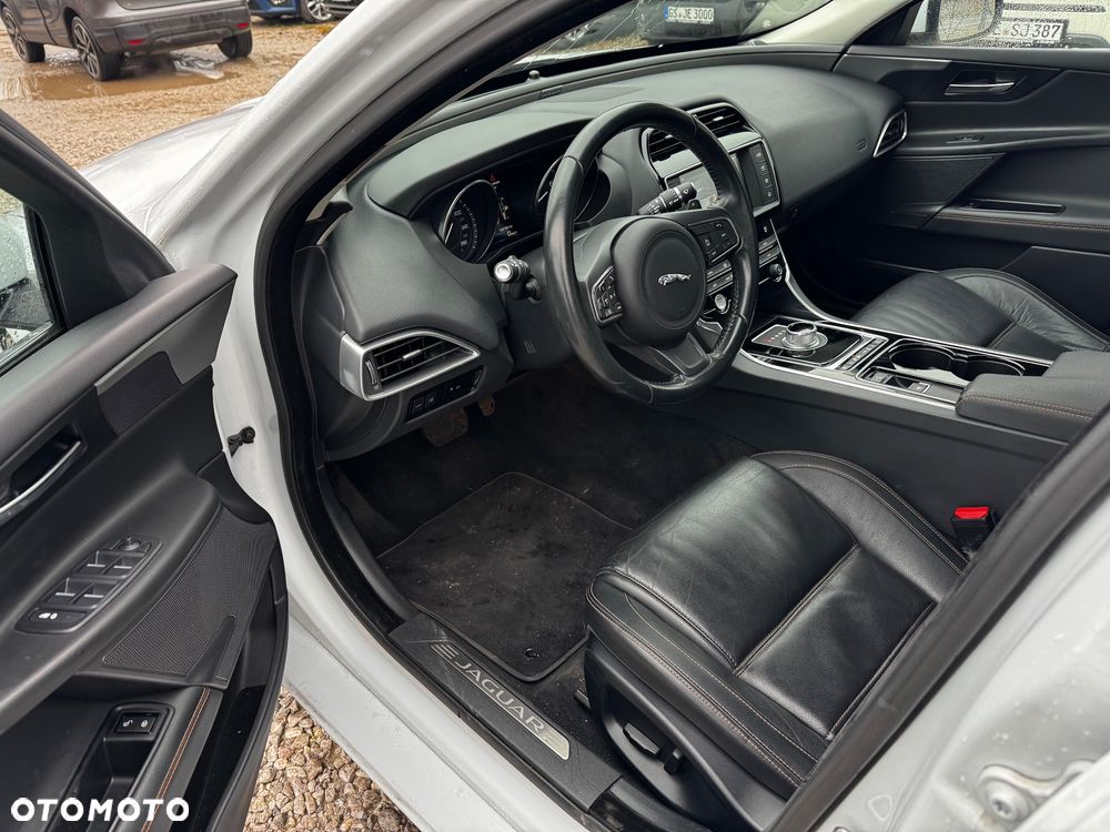 Jaguar XE 2.0 T Prestige - 24