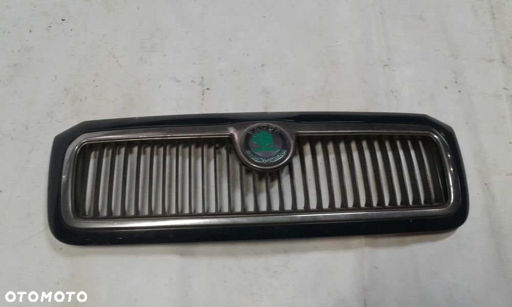 FELICIA GRILL ATRAPA EMBLEMAT 6U0853651 - 1