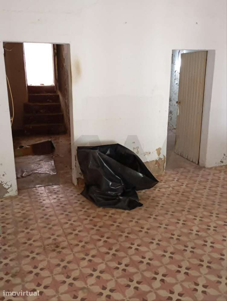 Moradia  T1 Tradicional para Reabilitação Total | Centro Histórico de - Grande imagem: 4/7