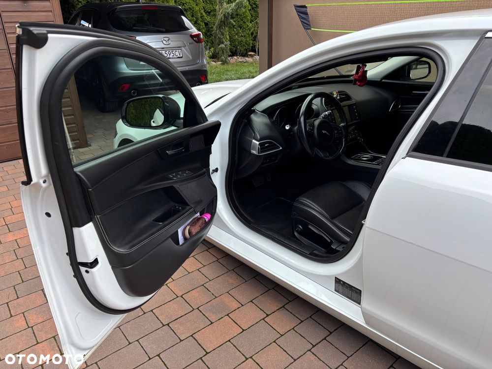 Jaguar XE 2.0 D Prestige - 8